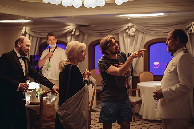 [¡MEGA-HD]~ El triángulo de la tristeza (Ver) Película Completa ONline mp4 Gratis logo